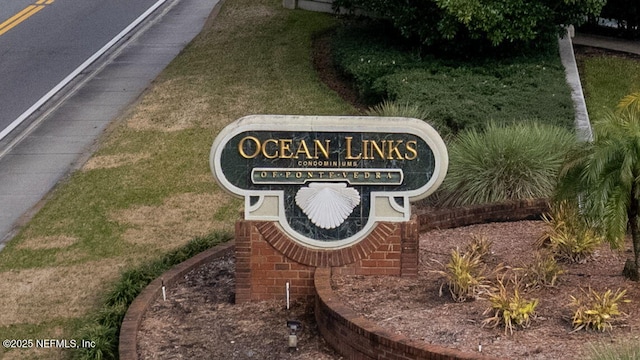 community sign with a yard