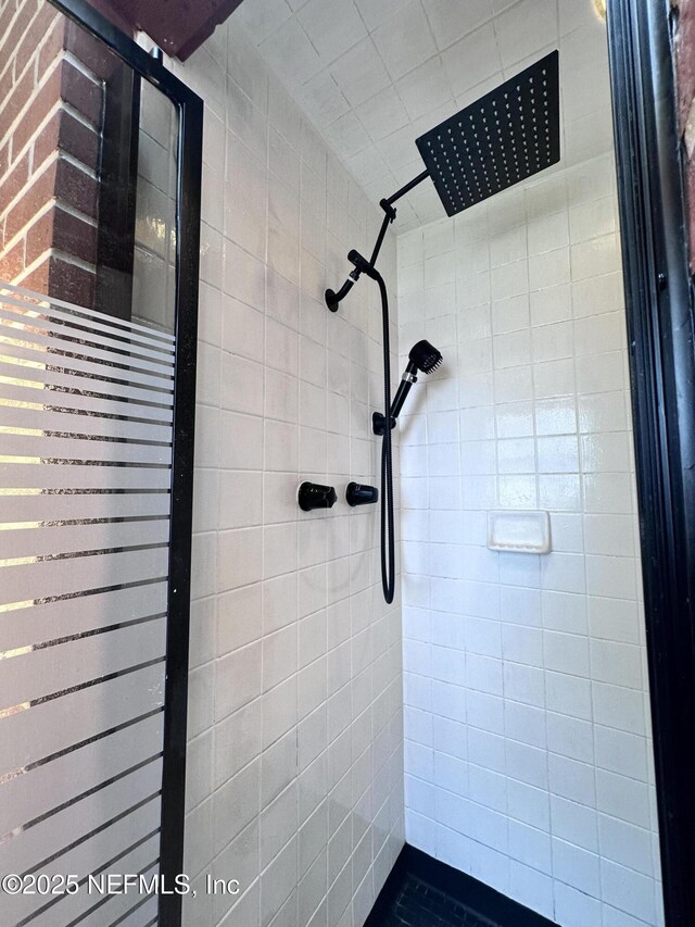 bathroom featuring a tile shower