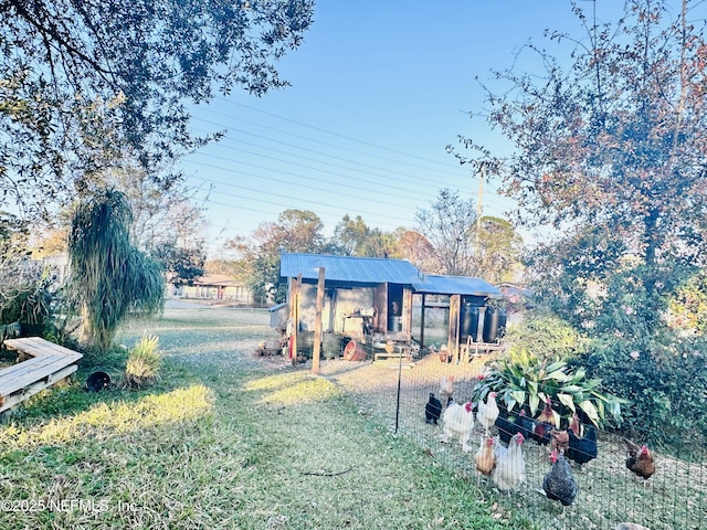 view of yard with an outbuilding