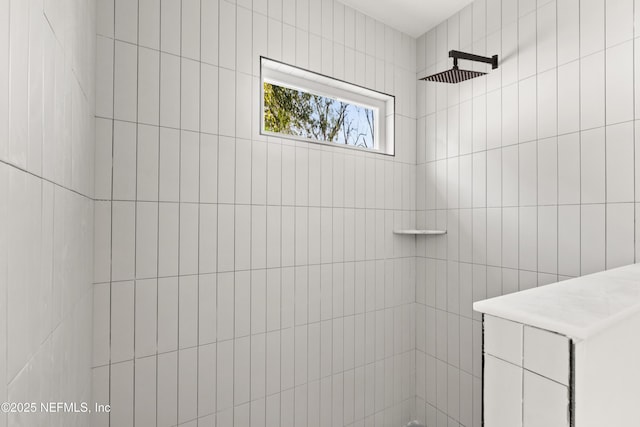 bathroom featuring a tile shower