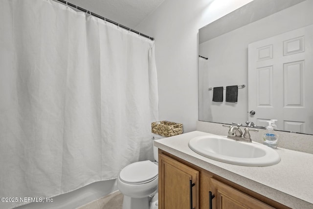 full bathroom featuring toilet, curtained shower, and vanity