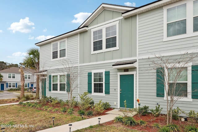 view of front facade featuring a front yard