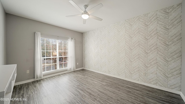 unfurnished room with dark wood-type flooring and ceiling fan