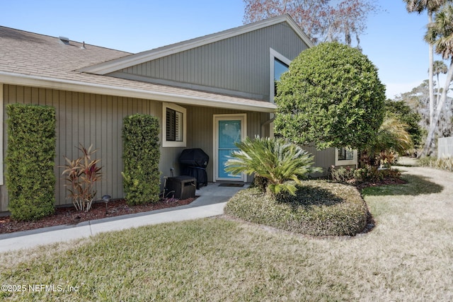 view of front of home featuring a front lawn