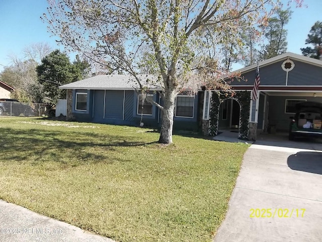 view of front of home with a carport and a front yard