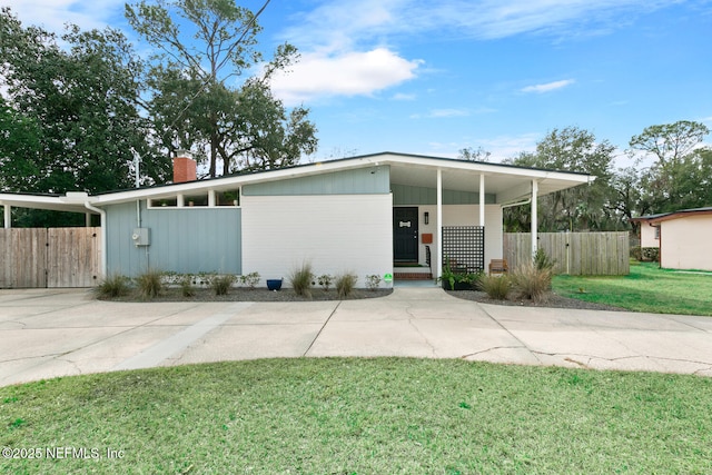 view of front of house with a carport and a front yard