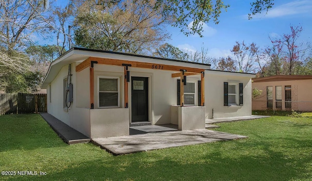 view of front of home featuring a patio area and a front lawn