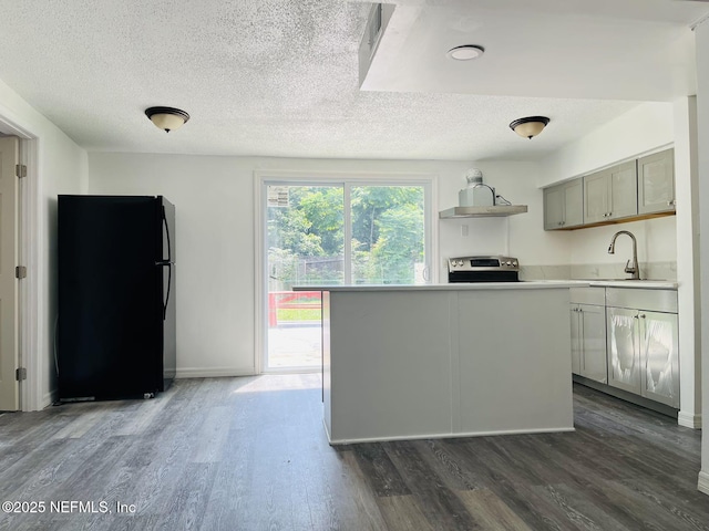 kitchen with sink, stainless steel electric range, gray cabinets, dark wood-type flooring, and black refrigerator