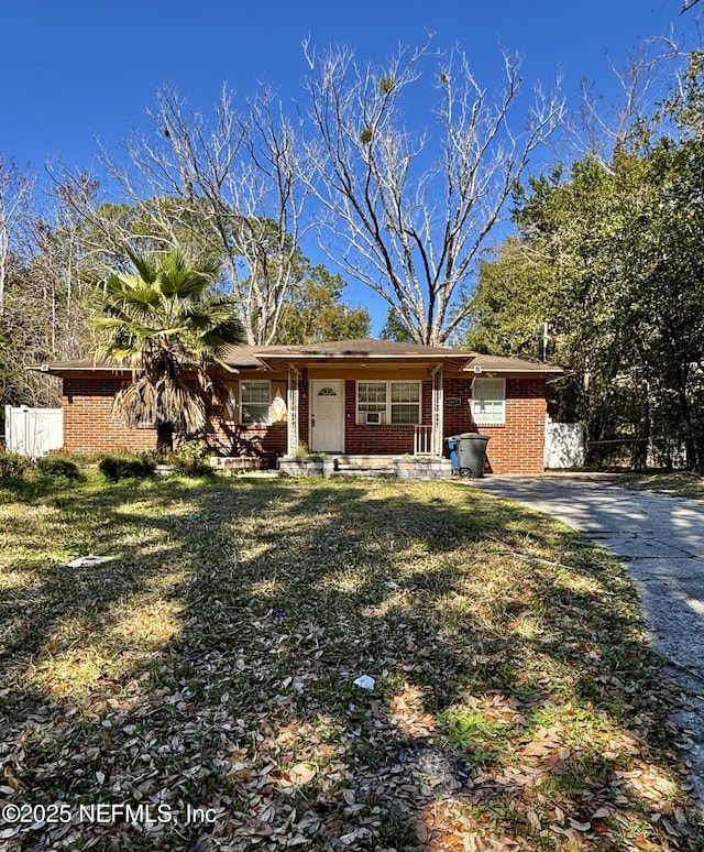 ranch-style house featuring a front yard