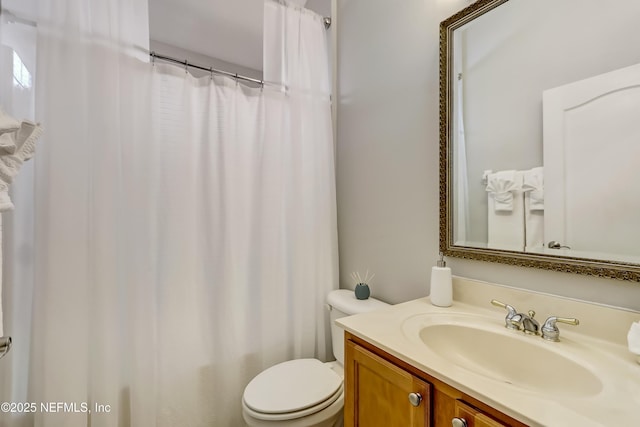 full bath with toilet, vanity, and a shower with curtain