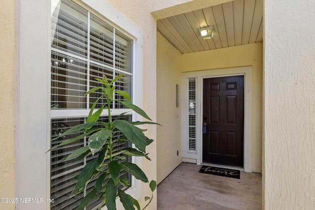 property entrance featuring stucco siding