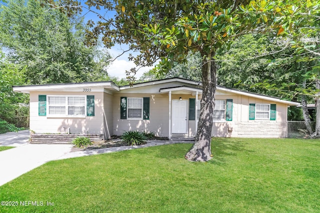 single story home featuring a front lawn