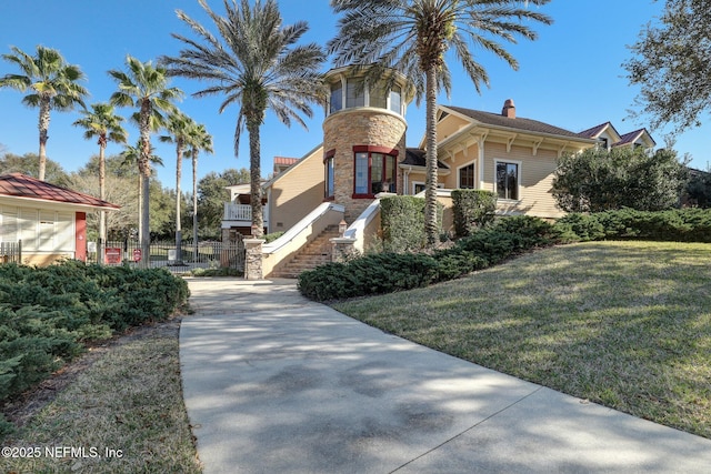 view of front of property featuring a front lawn