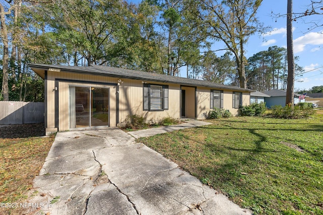 single story home featuring a front lawn