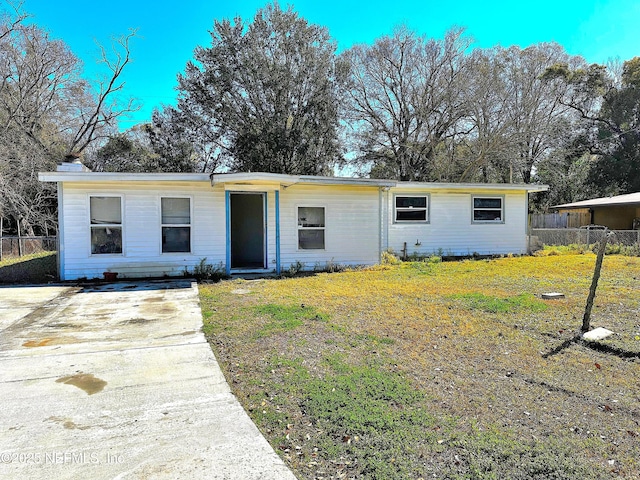 view of front facade with a front lawn