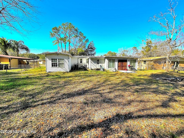 view of front of house featuring a front lawn