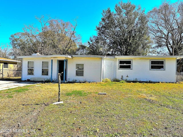 single story home with a front lawn