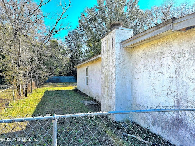 view of side of property featuring a lawn