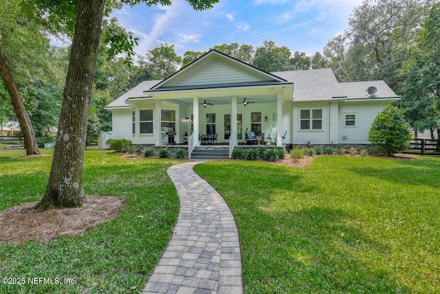 view of front of property featuring a porch, ceiling fan, and a front lawn