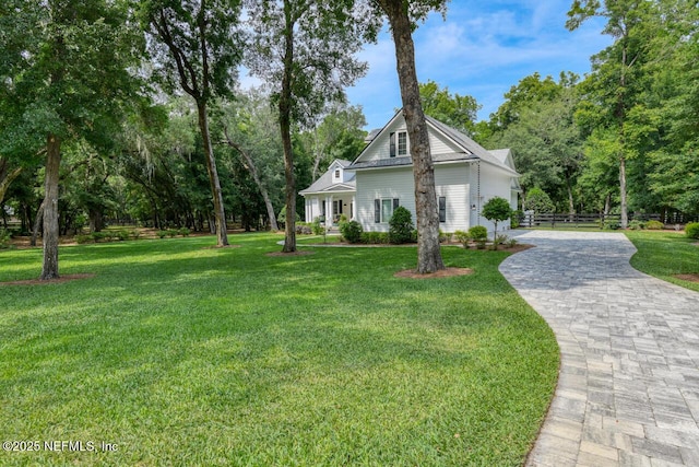 view of front facade featuring a front yard