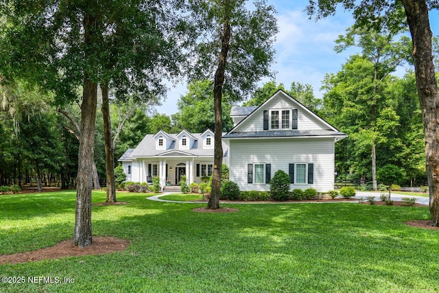 view of front of property featuring a porch and a front yard