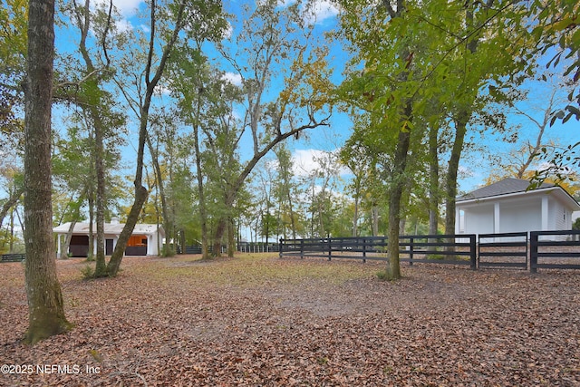 view of yard featuring an outbuilding