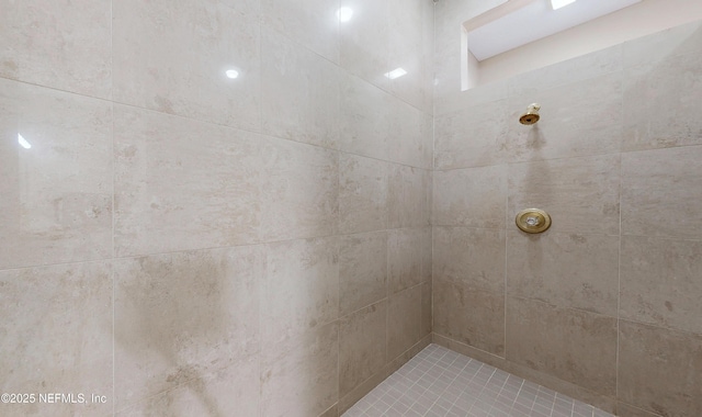 bathroom featuring tiled shower