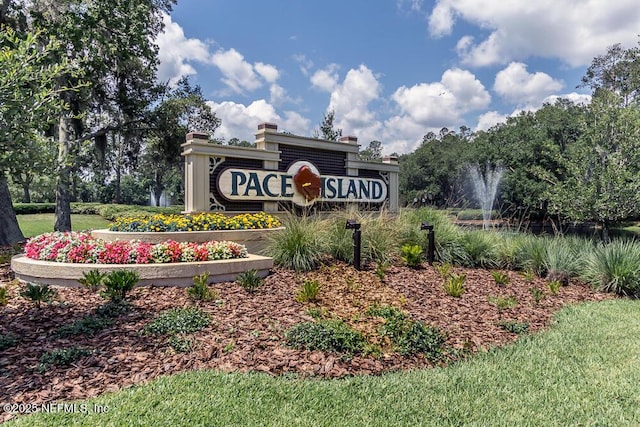 view of community / neighborhood sign