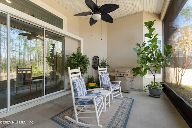 sunroom with ceiling fan