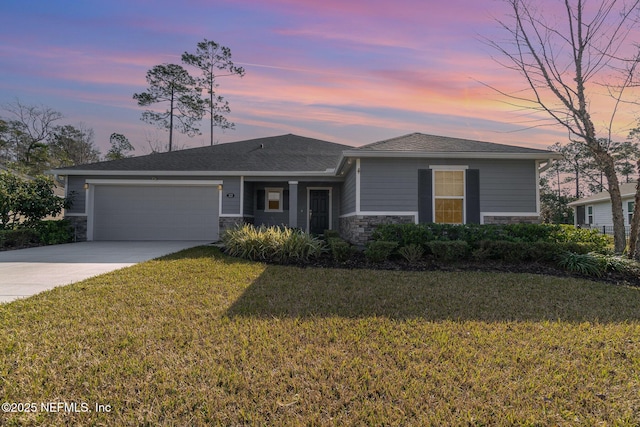 view of front facade featuring a garage and a lawn