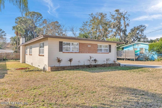 ranch-style home featuring a front lawn