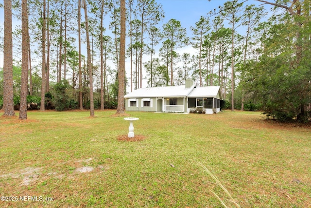 view of front facade featuring a front yard