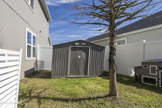 view of yard with a storage shed