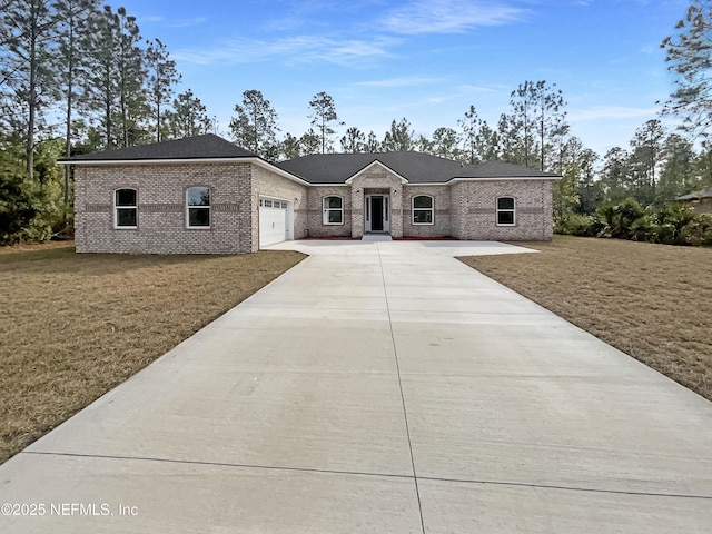 view of front of house featuring a garage and a front yard