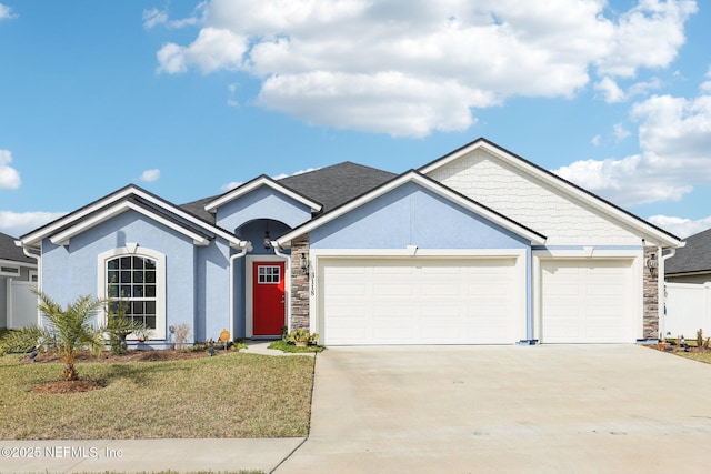 view of front facade featuring a garage and a front yard