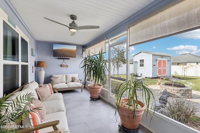 sunroom with ceiling fan