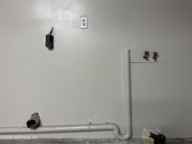 laundry room with washer hookup