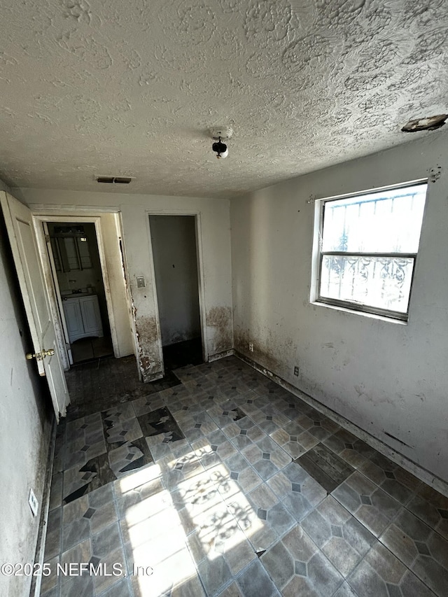 empty room featuring a textured ceiling