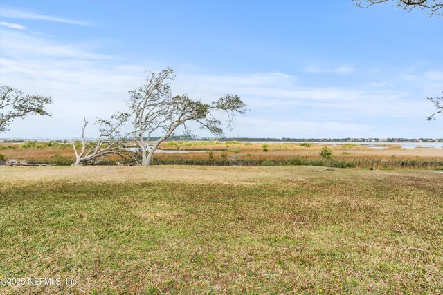 view of yard featuring a rural view