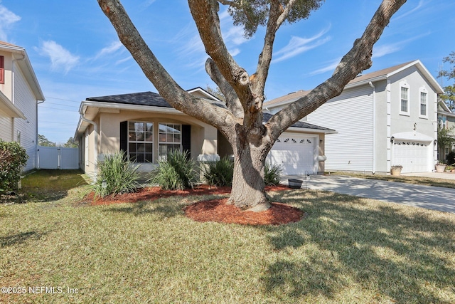 view of front facade featuring a garage and a front yard