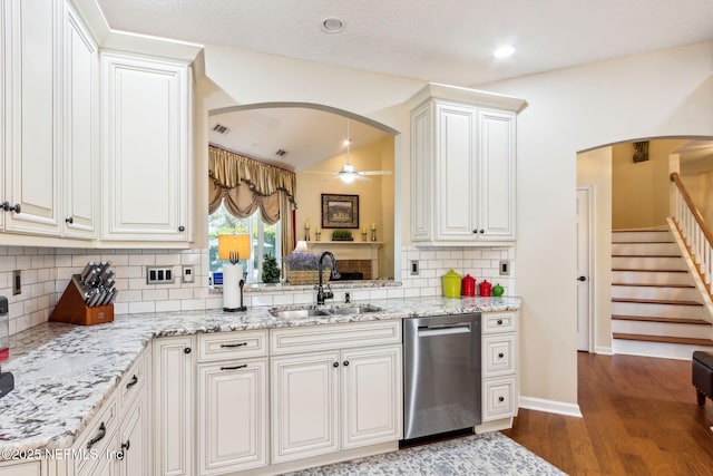 kitchen featuring lofted ceiling, sink, ceiling fan, hardwood / wood-style floors, and stainless steel dishwasher