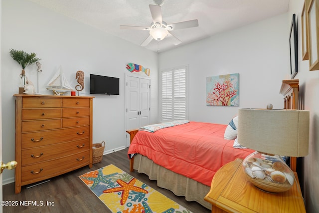 bedroom featuring dark hardwood / wood-style floors, ceiling fan, and a closet