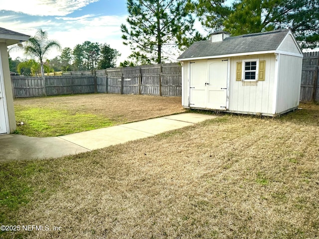 view of yard featuring a storage unit