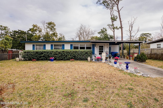 view of front of home featuring a carport and a front yard