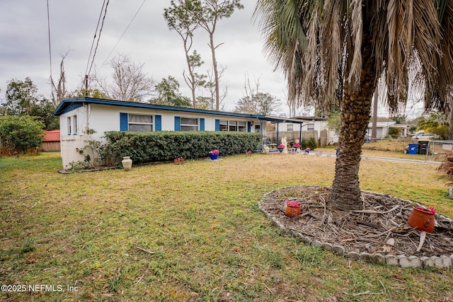 view of front of house with a front lawn