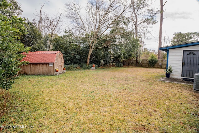 view of yard featuring a storage shed