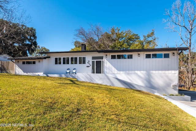 view of front of house featuring a front lawn