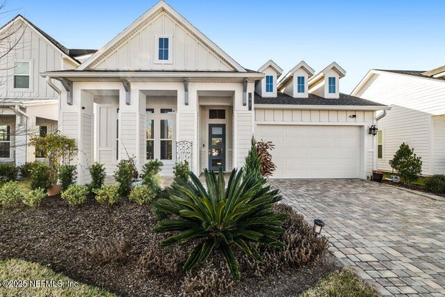 view of front facade with a garage