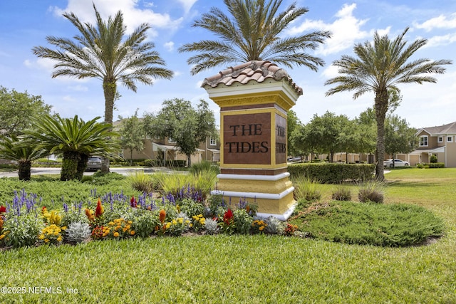 community / neighborhood sign featuring a yard