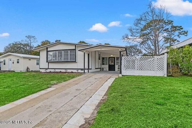 view of front of property featuring a carport and a front yard